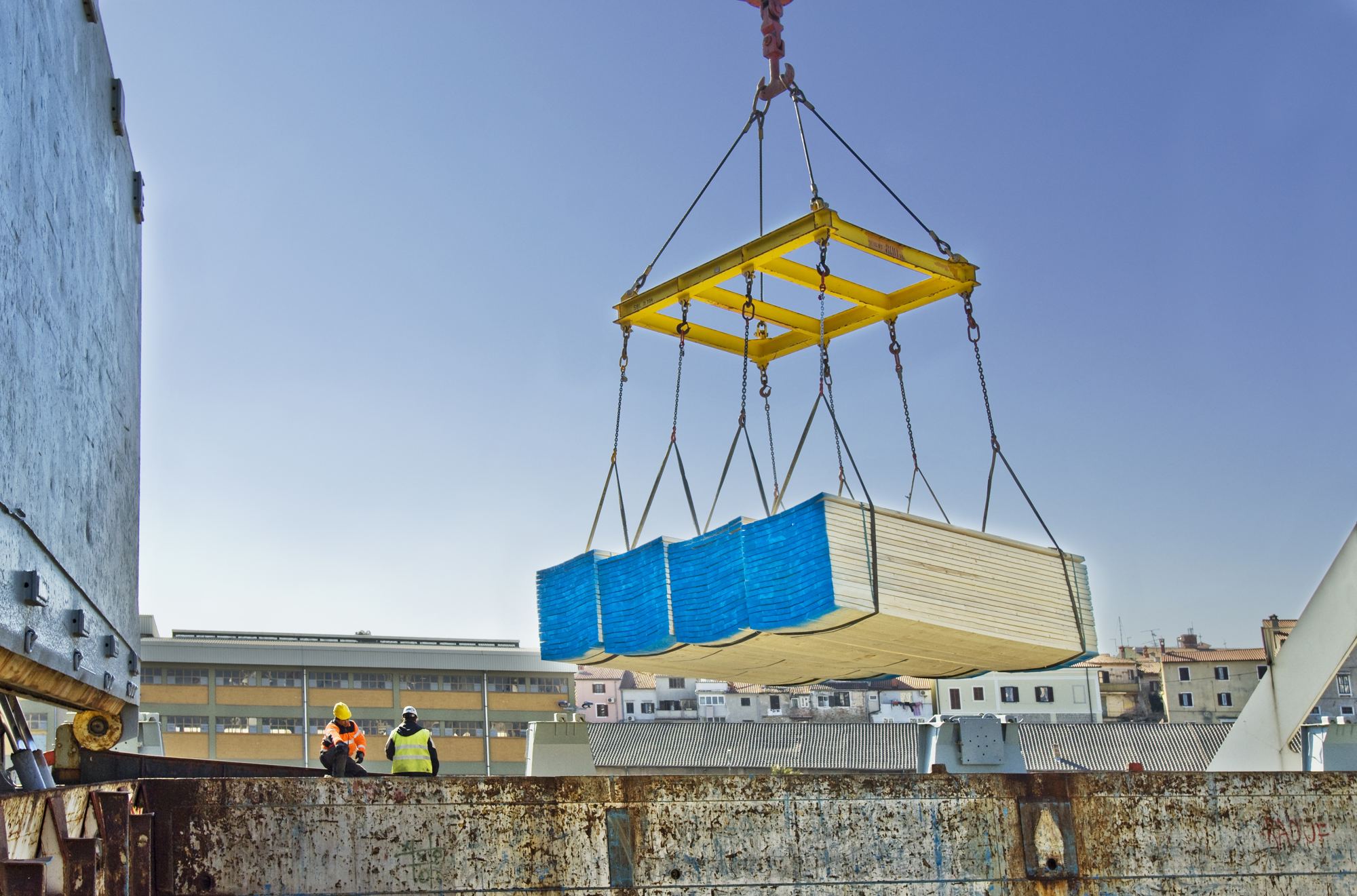 Paquet de sciages hissé à bord par la grue du port